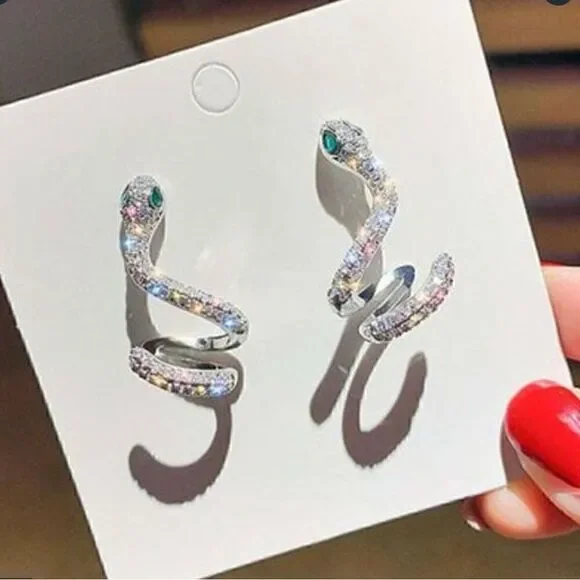 🐍 Betsey Johnson glistening crystal snake studs with green crystal eyes 🐍 - Picture 4 of 4